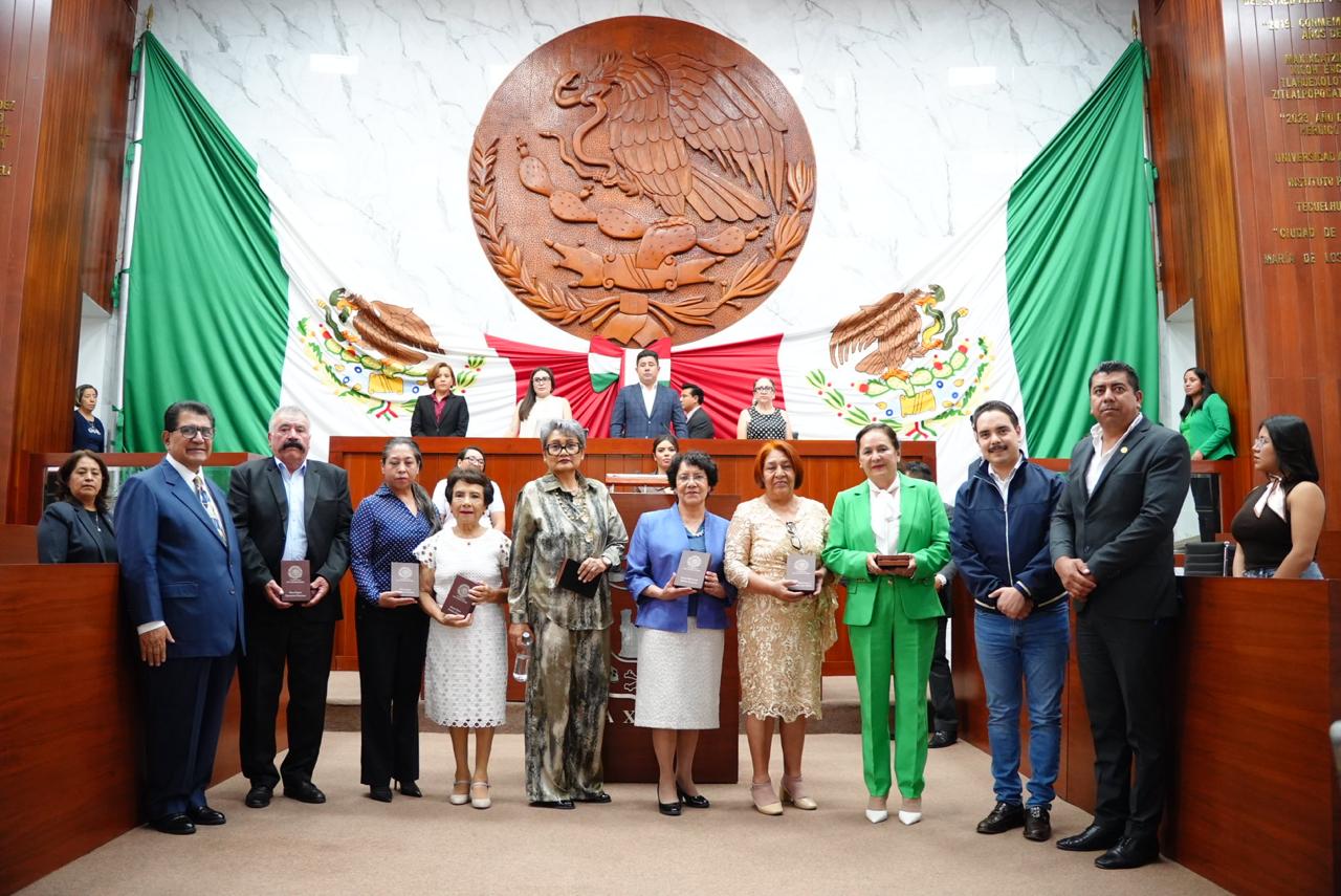 Entrega Congreso del Estado presea '50 Años por la Educación al Servicio del Pueblo'